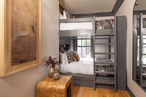 4 habitaciones, escritorio, tabla de planchar con plancha y wifi 