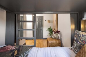 4 bedrooms, desk, iron/ironing board, WiFi