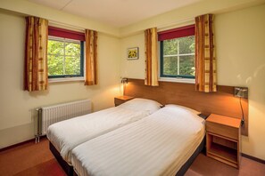 House | 4 bedrooms, bed sheets - Luxury Bungalow With Optional Sauna (Hooghalen)