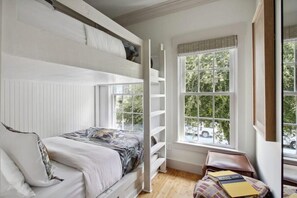 8 Schlafzimmer, Schreibtisch, Bügeleisen/Bügelbrett, WLAN