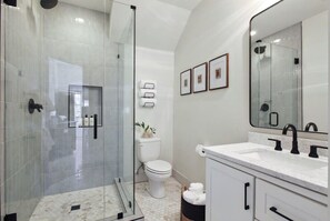 Dusche, Haartrockner, Handtücher, Shampoo