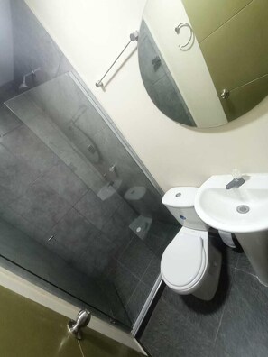 Ducha, toallas, jabón, papel higiénico