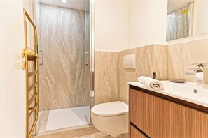 Suihku, hiustenkuivaaja, pyyhkeet