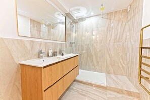 Douche, séchoir à cheveux, serviettes fournies