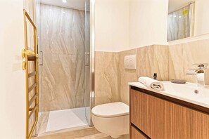 Een douche, een haardroger, handdoeken