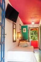 Minibar, escritorio, wifi gratis y ropa de cama
