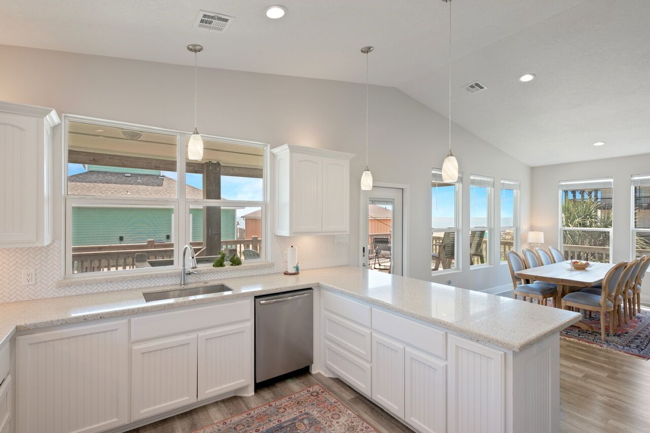 Refrigerador, microondas, lavavajillas y cafetera y tetera 