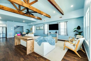 TV - Gulf Coast Getaway: Beachfront House in Freeport (Freeport)