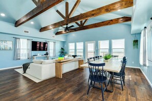 Interior - Gulf Coast Getaway: Beachfront House in Freeport (Freeport)