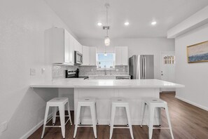 Kylskåp, mikrovågsugn, ugn och spishäll