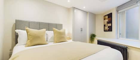 2 habitaciones, escritorio y tabla de planchar con plancha