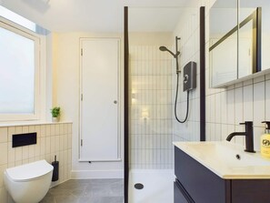 Shower, hair dryer, towels, shampoo - Elegant Two-Bedroom Piccadilly Circus Apartment (Greater London)