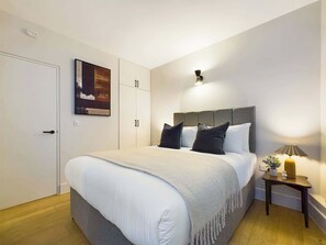 2 bedrooms, desk, iron/ironing board, travel cot - Elegant Two-Bedroom Piccadilly Circus Apartment (Greater London)