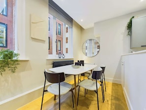 Dining - Elegant Two-Bedroom Piccadilly Circus Apartment (Greater London)
