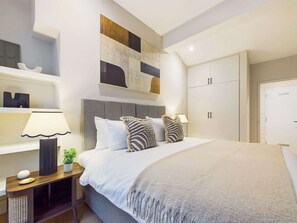 1 Schlafzimmer, Schreibtisch, Bügeleisen/Bügelbrett, Reisekinderbett