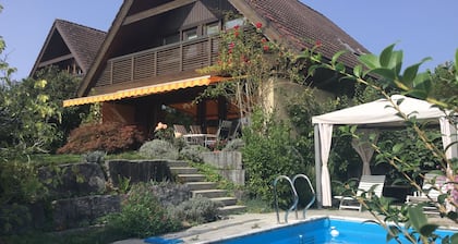 Chalet mit Schwimmbad und Panorama Sicht in die Alpen