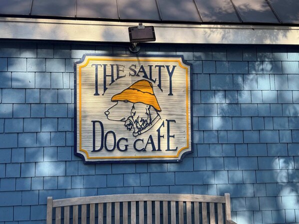 Letrero del 'The Salty Dog Cafe' con una ilustración de un perro y un hongo.