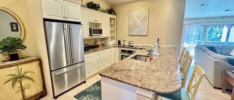 Kylskåp, mikrovågsugn, ugn och spishäll