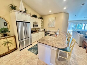 Fridge, microwave, oven, stovetop - Sea Pines Villa - 3 bed 2 ba w/bonus w/room for 8! (Hilton Head Island)