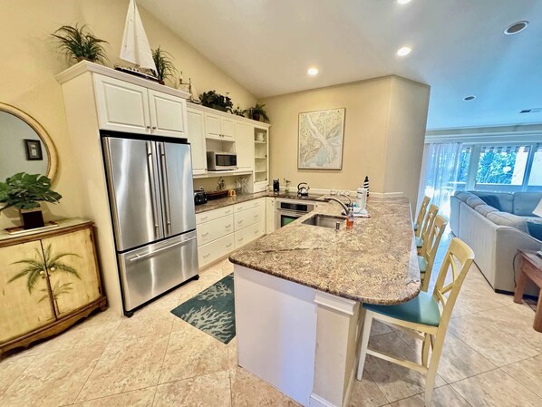 Fridge, microwave, oven, stovetop - Sea Pines Villa - 3 bed 2 ba w/bonus w/room for 8! (Hilton Head Island)