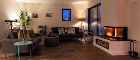 Televisor intel·ligent i taula de tennis de taula