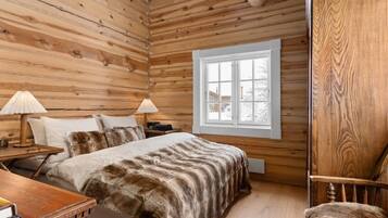 5 bedrooms, iron/ironing board, WiFi, bed sheets