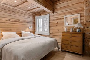 5 bedrooms, iron/ironing board, WiFi, bed sheets