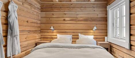 5 bedrooms, iron/ironing board, WiFi, bed sheets