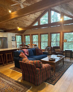 Smart TV, DVD player, offices, computer monitors - Lovely waterfront home on Panther Pond with private tennis/pickleball court! (Raymond)