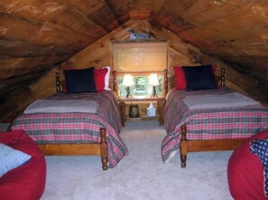 3 bedrooms, desk, iron/ironing board, travel cot - Lovely waterfront home on Panther Pond with private tennis/pickleball court! (Raymond)