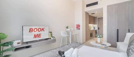 Een strijkplank/strijkijzer, wifi, beddengoed