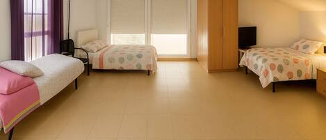 1 slaapkamer, een strijkplank/strijkijzer, reisbedje, gratis wifi