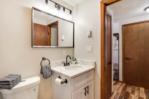 Shower, towels - Chalet retreat in Tobyhanna (Tobyhanna)