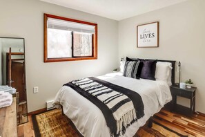 3 bedrooms, iron/ironing board, WiFi, bed sheets - Chalet retreat in Tobyhanna (Tobyhanna)