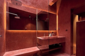 Douche, sèche-cheveux, serviettes fournies