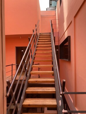 Escalera hacia la terraza compartida y área de lavandería - Rojo:Stylish Apartment w/AC and premium location in Historic Center (Oaxaca de Juárez)