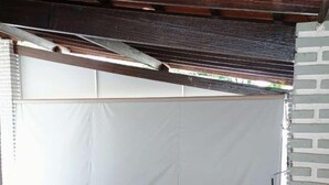 A room with a tiled floor, a white partition, and a wooden ceiling structure. - Private pool house (Abrantes)