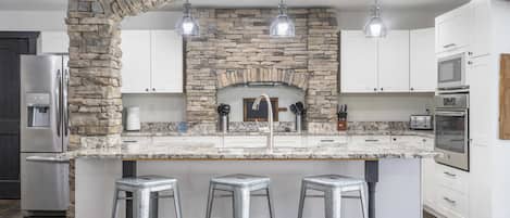 Coffee/tea maker, fridge, microwave, stovetop