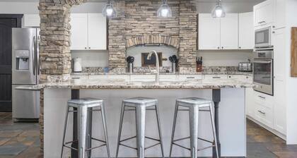 Foggy River Retreat – For 16!