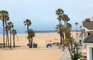 On the beach - 1404 W Oceanfront ABC | 8-Bedroom Beachfront Triplex – Ideal for Extended (Newport Beach)