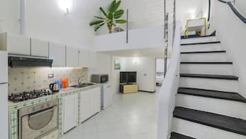 Frigorifero, microonde, forno, piano cottura