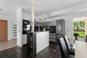 Jääkaappi, uuni, astianpesukone, kahvin-/teenkeitin