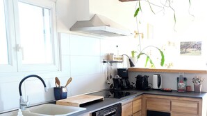 Kaffetrakter/tekoker, kjøleskap, mikrobølgeovn og ovn