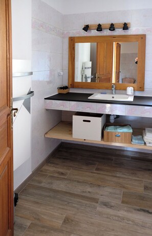 Hair dryer, towels - IN AN OLD PROVENCAL FARMHOUSE-APARTMENT IN A PEACEFUL SETTING-VIEWS OVER THE COUNTRYSIDE- (Arles)
