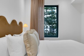 2 habitaciones, escritorio y tabla de planchar con plancha 