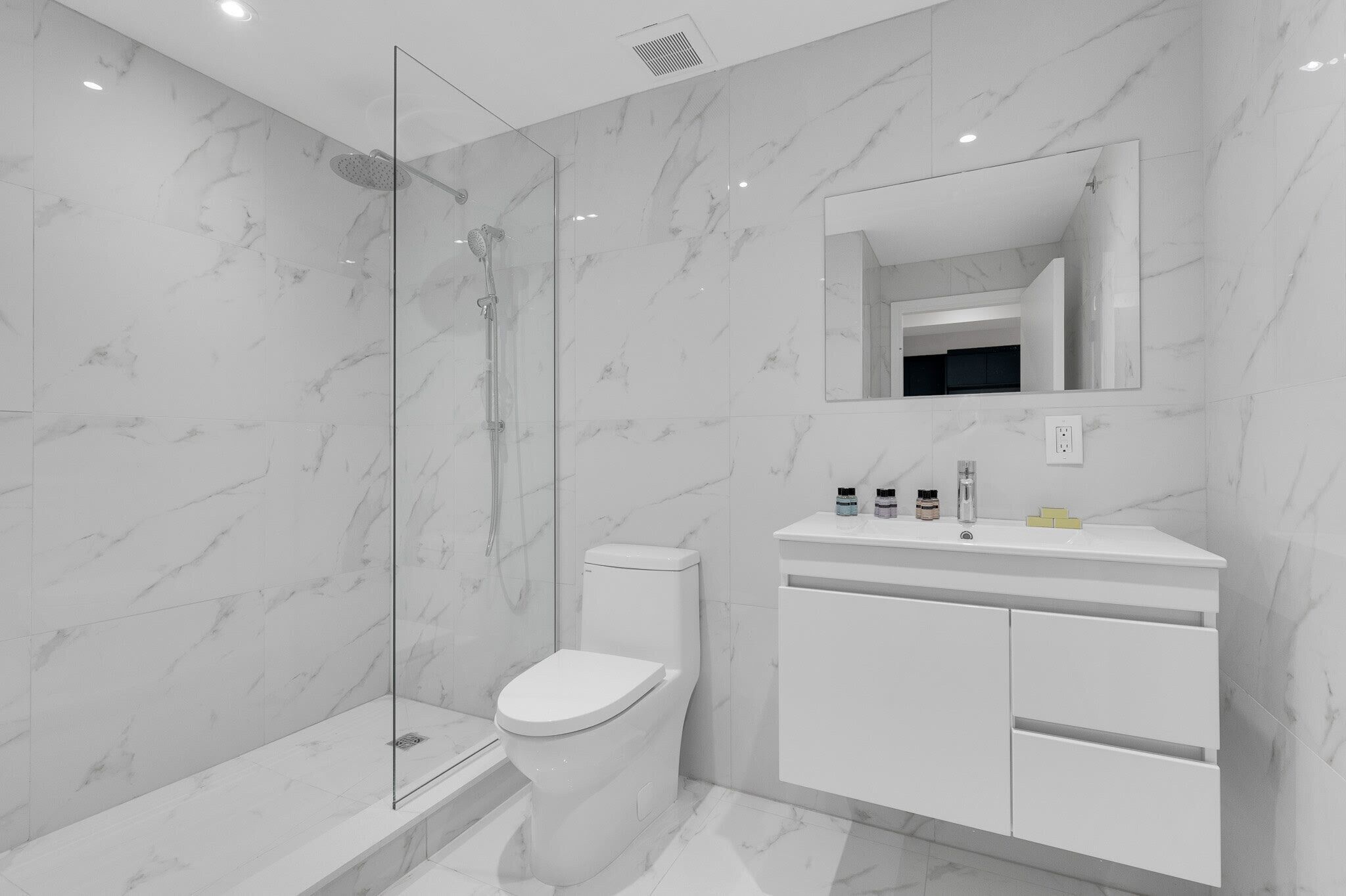 Een douche, een haardroger, handdoeken