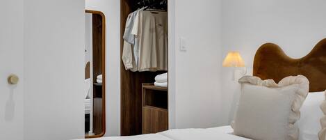 2 bedrooms, desk, iron/ironing board, travel cot