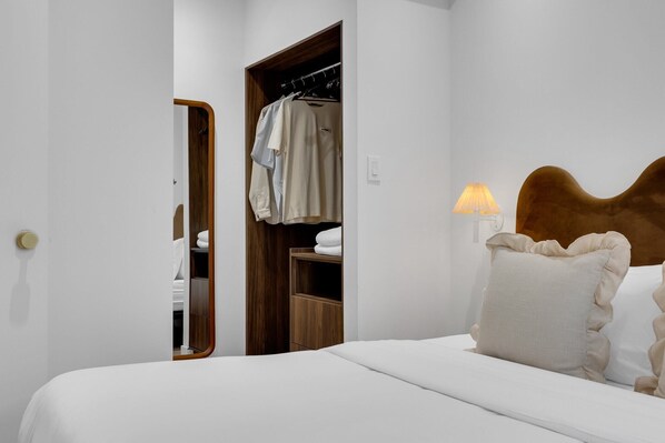 2 室のベッドルーム、デスク、アイロン / アイロン台、旅行用ベビーベッド