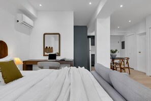 2 室のベッドルーム、デスク、アイロン / アイロン台、旅行用ベビーベッド