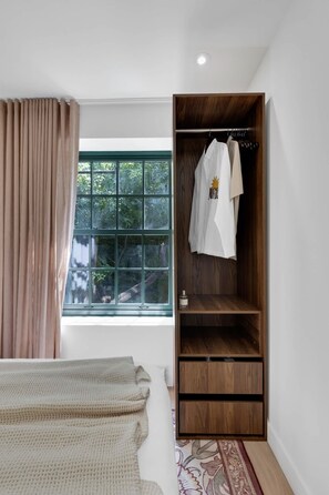 1 habitación, escritorio, tabla de planchar con plancha y cuna de viaje 